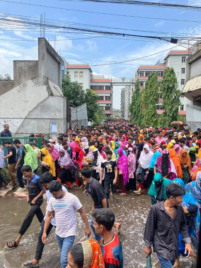 কালিয়াকৈরে শ্রমিকদের মহাসড়ক অবরোধ - পোশাকশ্রমিকেরা