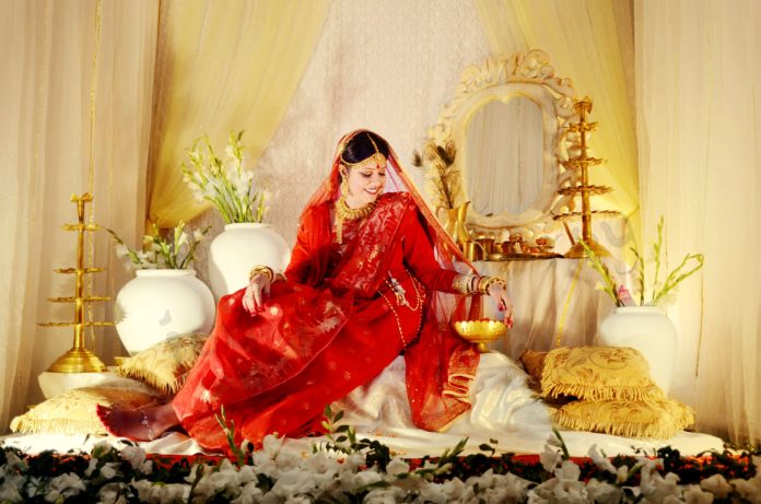 জামদানি শাড়ি ও গয়নায় বাংলাদেশি কনে